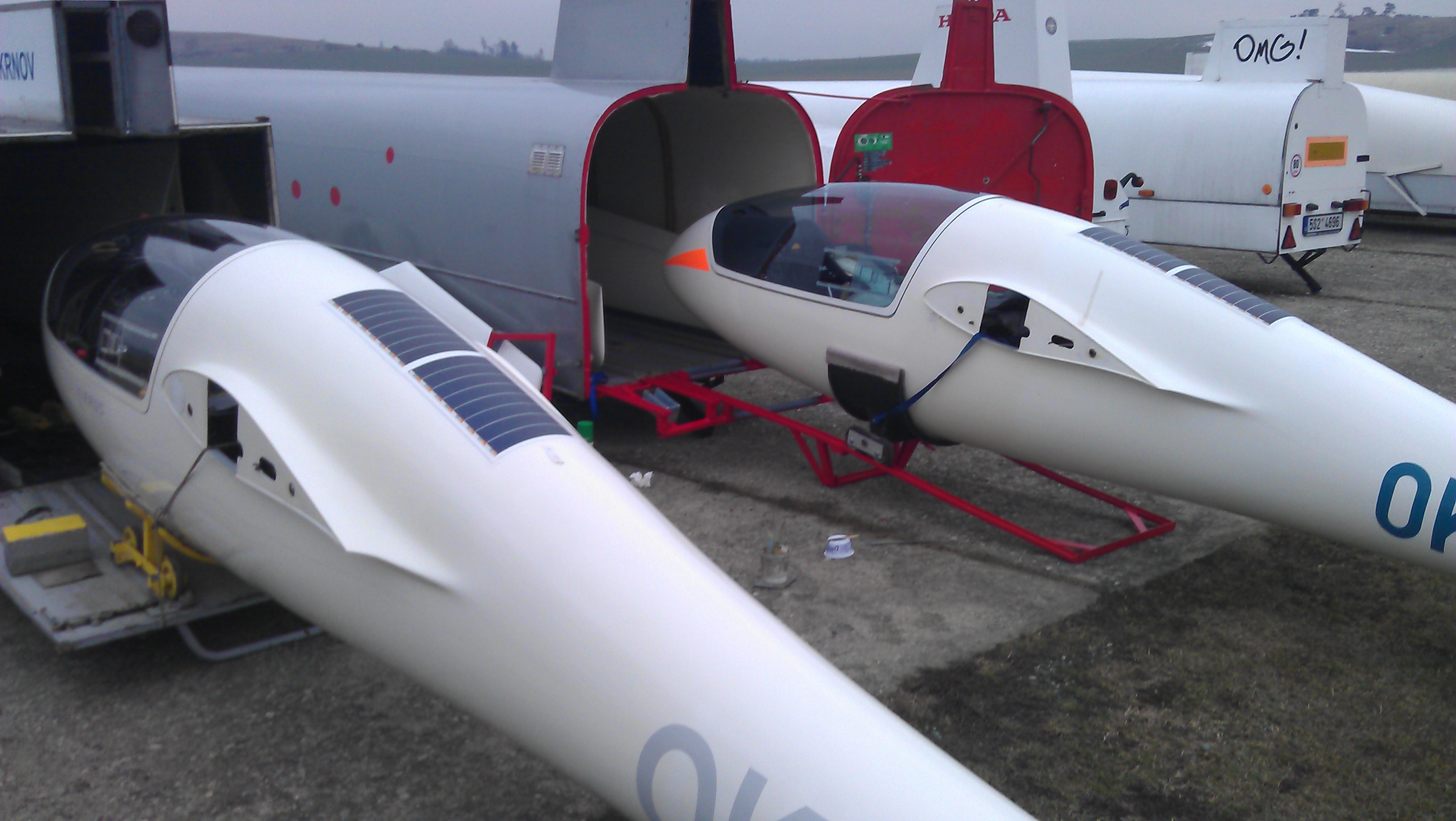 Lepení malých solárních panelů avioniky na větroně