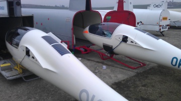 Lepení malých solárních panelů avioniky na větroně