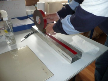 Lepení solárních panelů k aluminiovým profilům