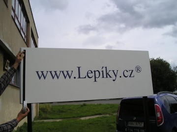 Připevnění reklamního štítu